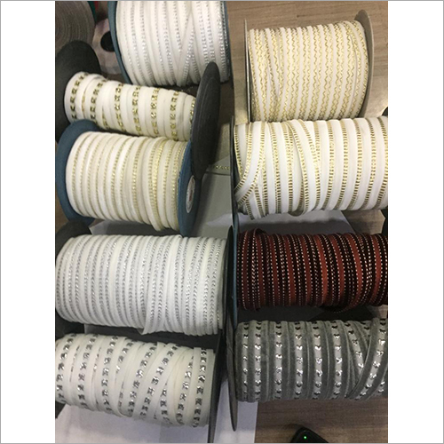 विभिन्न रंगों में उपलब्ध फैंसी वेलवेट रिबन