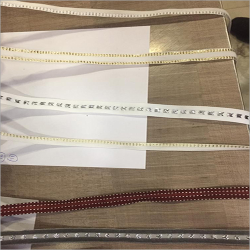 विभिन्न रंगों के डिज़ाइनर वेलवेट रिबन में उपलब्ध