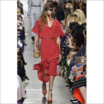 फ्रिल्स के साथ लेडीज़ सैटिन ड्रेस