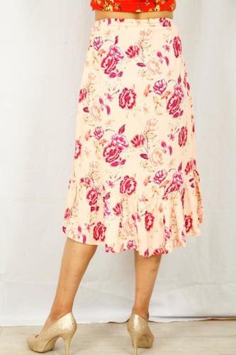 युवा महिलाओं की स्कर्ट