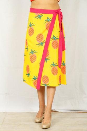 युवा लंबी स्कर्ट