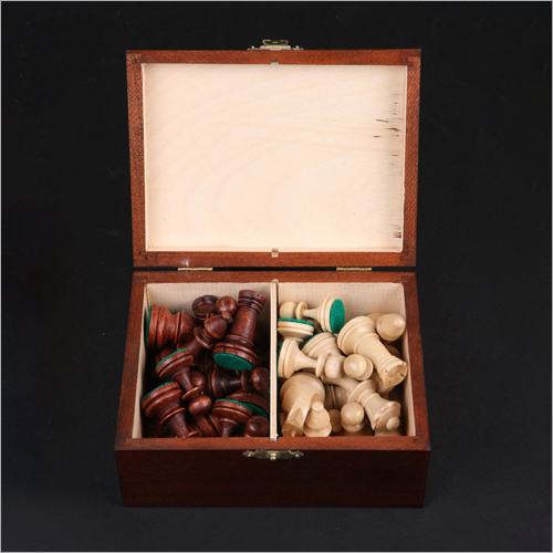 No 4 Staunton Pieces With Box