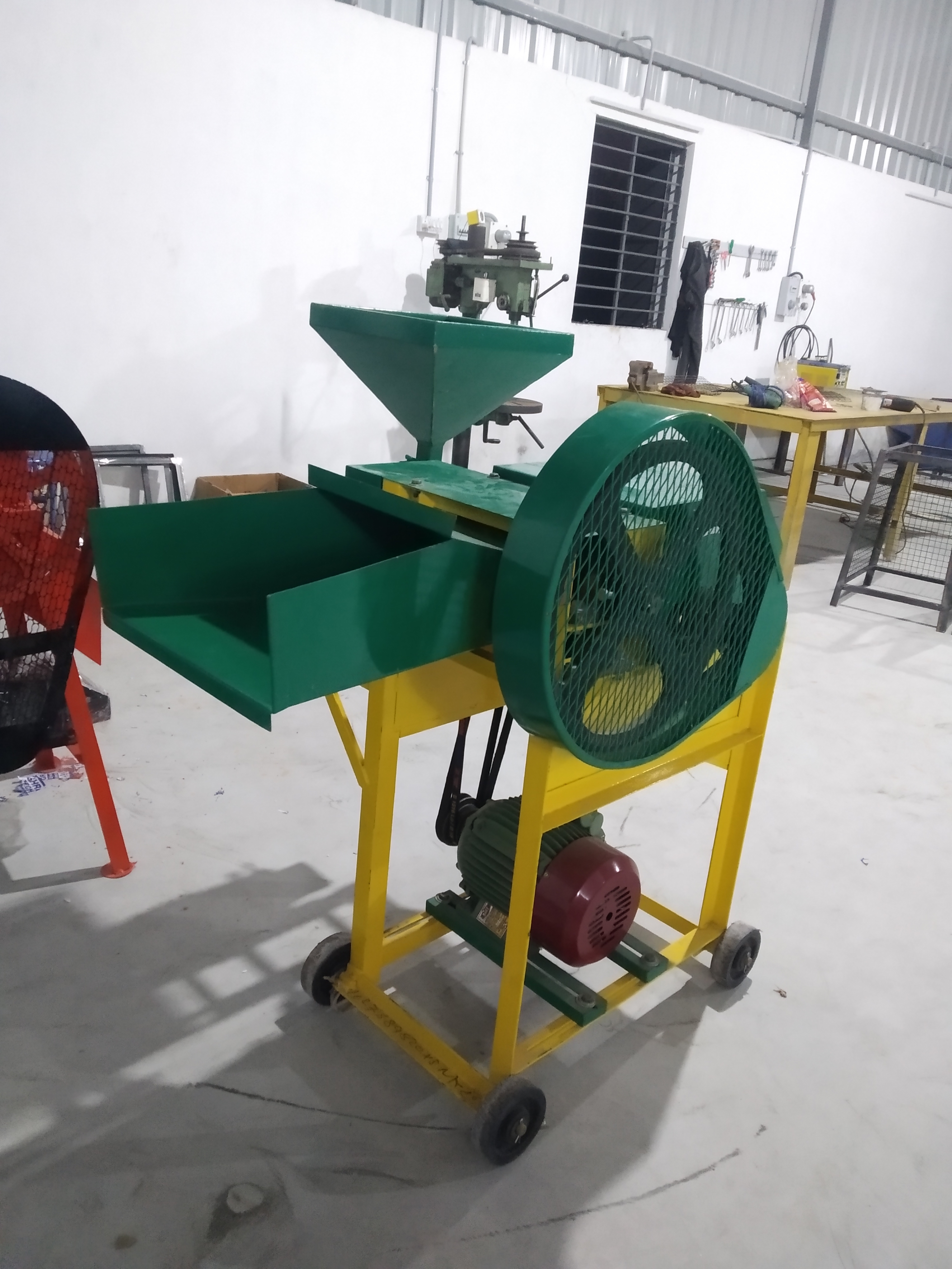 Chaff Cutter Cum Pulverizer - Manganese Steel, 800 X 600 X 1000 Mm, Green | 1-3 Hp Electric Motor, Semi-automatic Function, 800 Kg/hour Production Capacity, 600 Rpm Speed