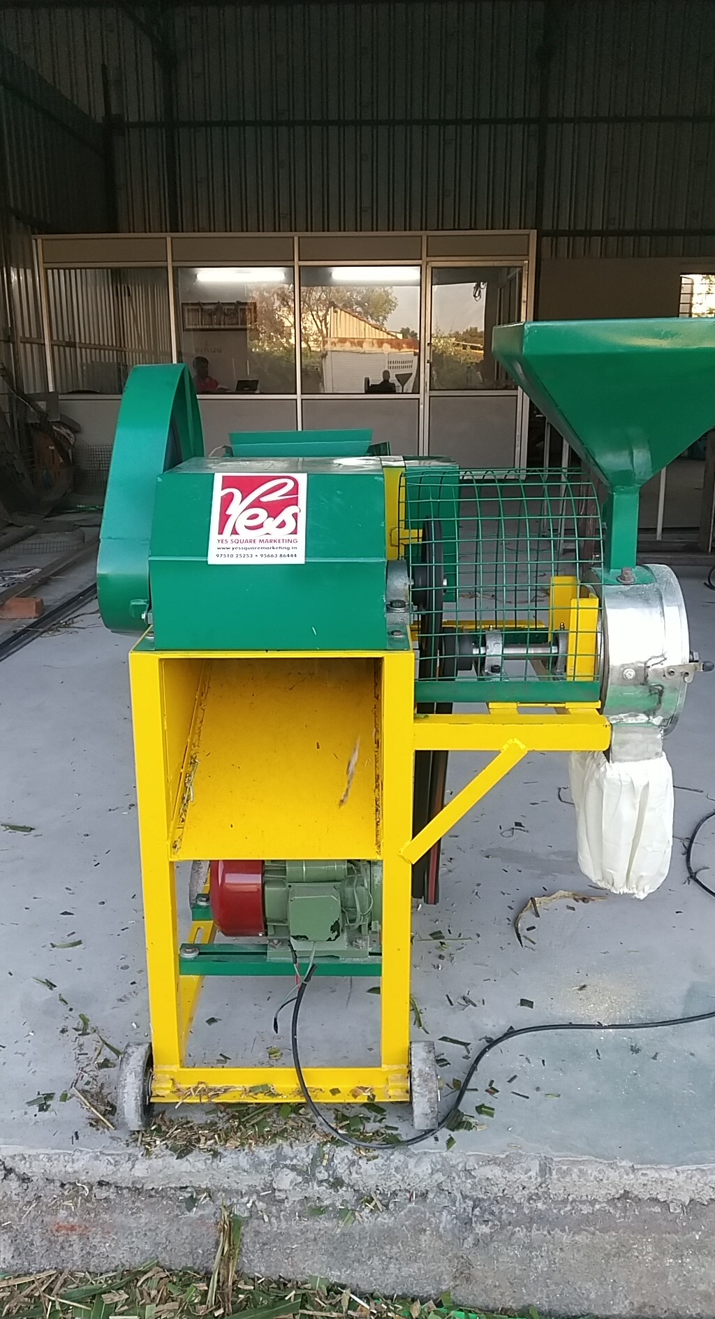 Chaff Cutter Cum Pulverizer - Manganese Steel, 800 X 600 X 1000 Mm, Green | 1-3 Hp Electric Motor, Semi-automatic Function, 800 Kg/hour Production Capacity, 600 Rpm Speed