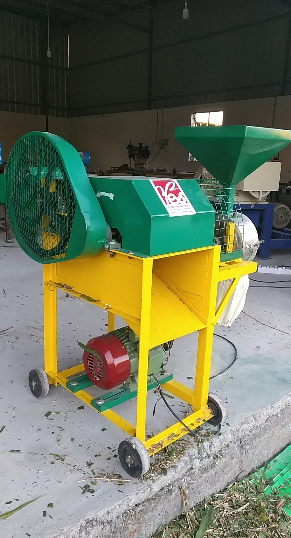 Chaff Cutter Cum Pulverizer - Manganese Steel, 800 X 600 X 1000 Mm, Green | 1-3 Hp Electric Motor, Semi-automatic Function, 800 Kg/hour Production Capacity, 600 Rpm Speed