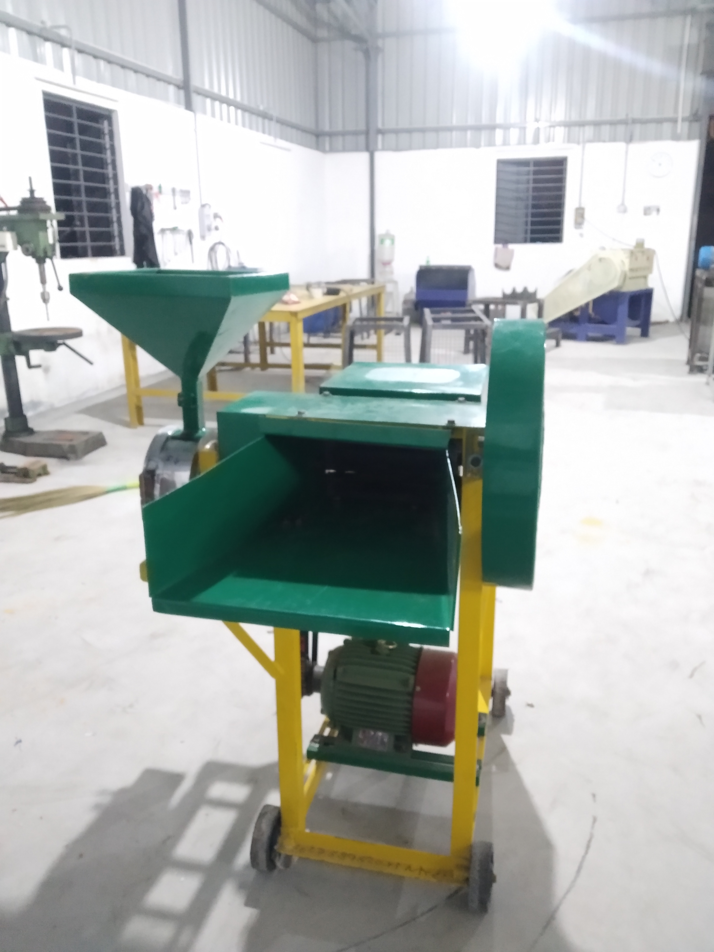 Chaff Cutter Cum Pulverizer - Manganese Steel, 800 X 600 X 1000 Mm, Green | 1-3 Hp Electric Motor, Semi-automatic Function, 800 Kg/hour Production Capacity, 600 Rpm Speed