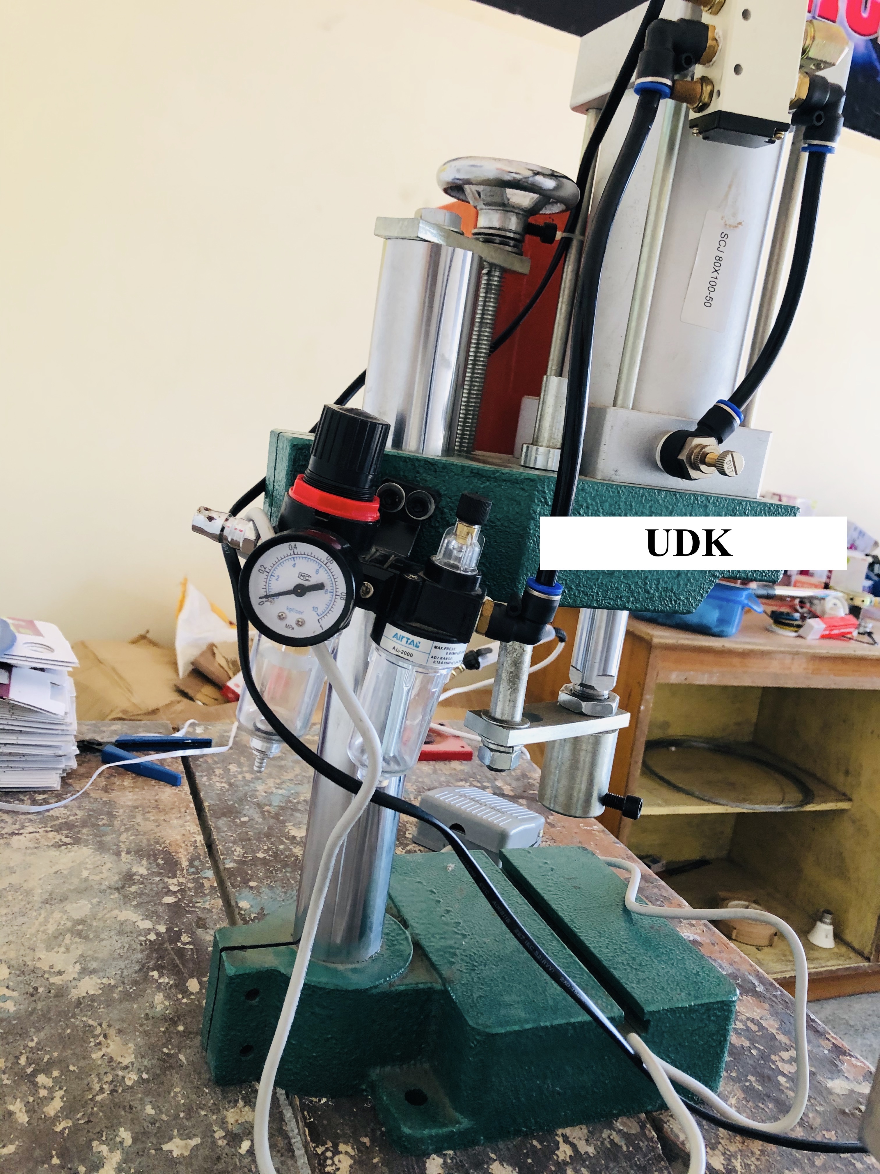 White&red Automatic Tikki Fitting Machine