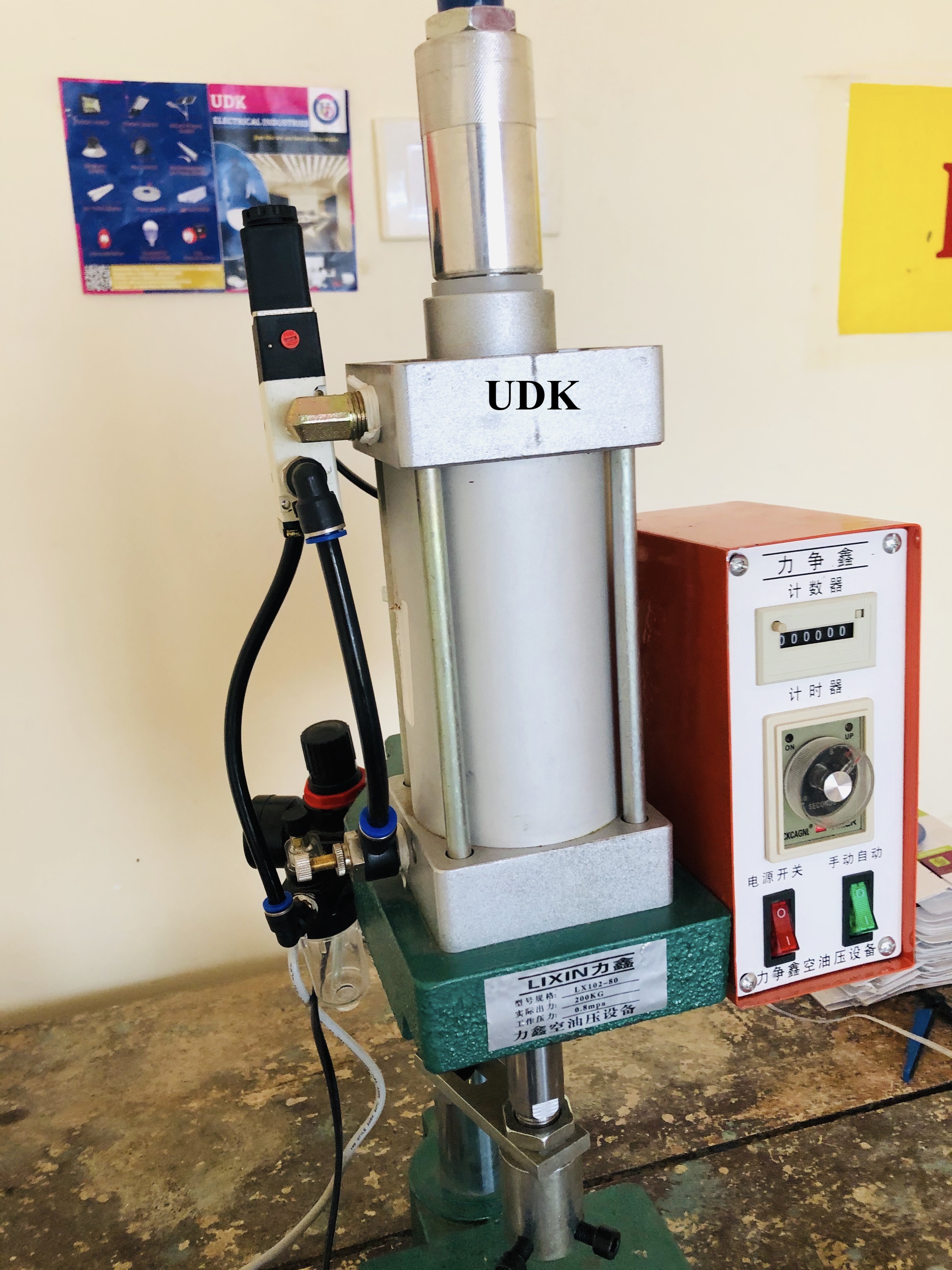White&red Automatic Tikki Fitting Machine