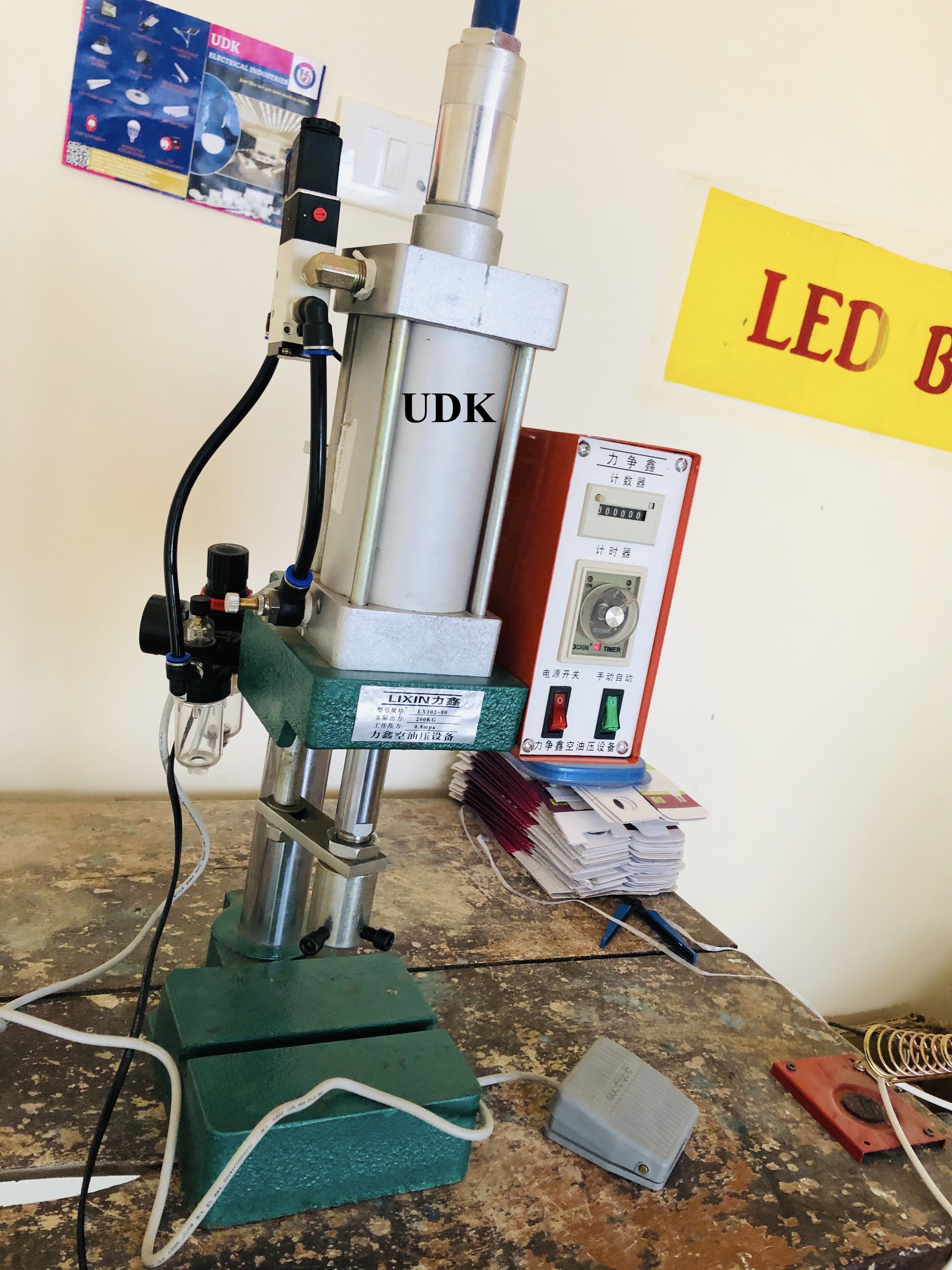 White&red Automatic Tikki Fitting Machine