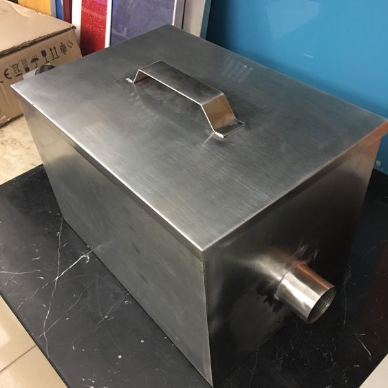 Grease Trap - 304 Stainless Steel, 600x300x450 Mm, Silver | 100 Kg/hr Capacity, Manual Operation, Recess Or Floor Mounted, 10 Kg Weight