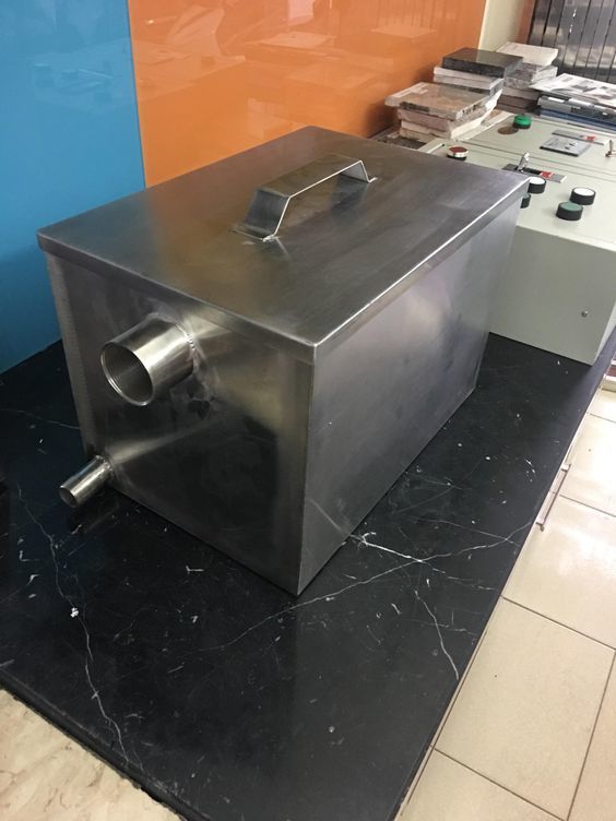 Grease Trap - 304 Stainless Steel, 600x300x450 Mm, Silver | 100 Kg/hr Capacity, Manual Operation, Recess Or Floor Mounted, 10 Kg Weight