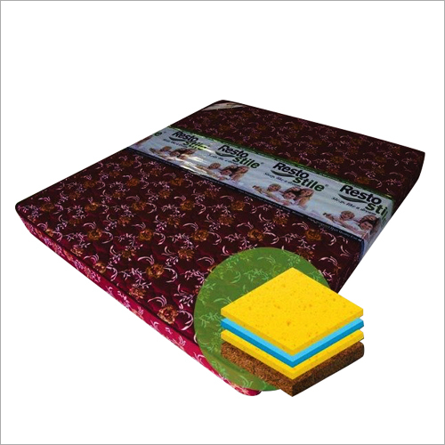 मैरून रजाई बना हुआ बिस्तर का गद्दा