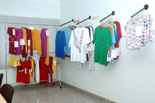 Shirt Display Rack - Heavy Duty Steel, 25 Kg/hr Capacity | Galvanized, Polished, Powder Coated, Rounded Shelves for Commercial and Industrial Use