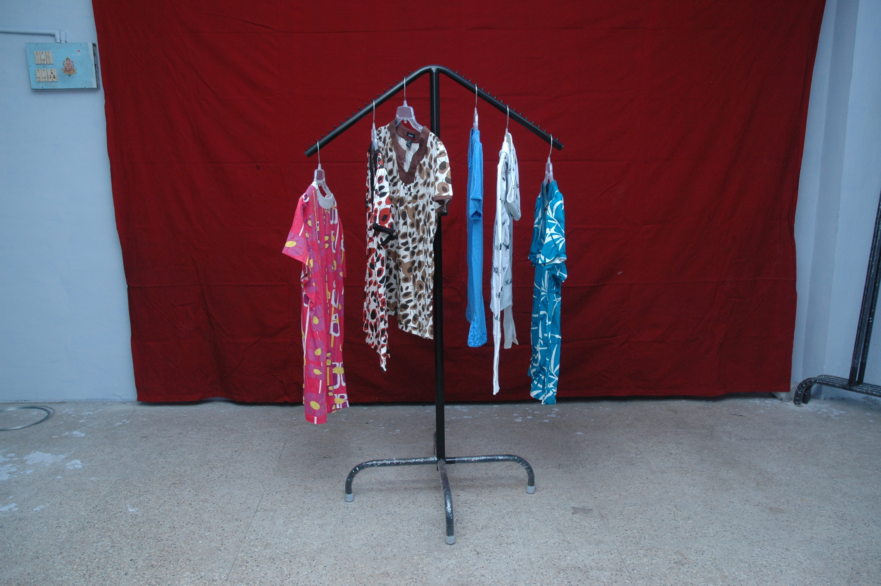 Shirt Display Rack - Heavy Duty Double-sided Design | Galvanized, Plated, Powder Coated With 25 Kg/hr Capacity For Commercial And Industrial Use