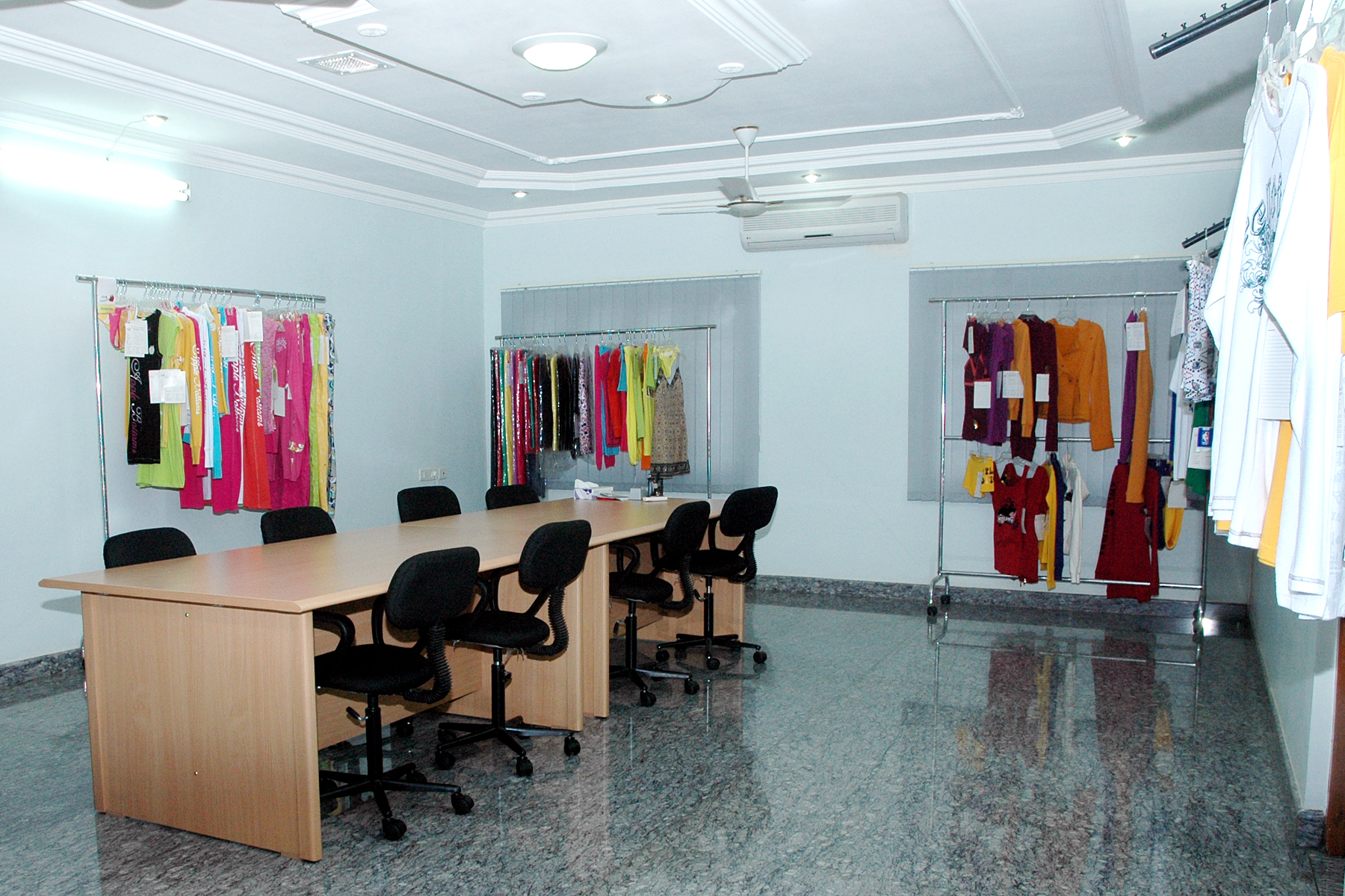 Shirt Display Rack - Heavy Duty Double-sided Design | Galvanized, Plated, Powder Coated With 25 Kg/hr Capacity For Commercial And Industrial Use