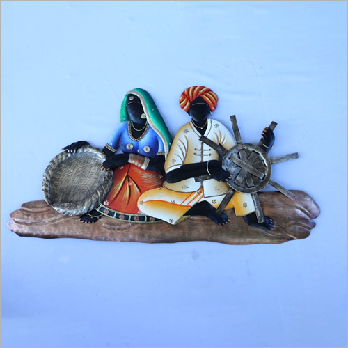 बास्केट मेकर कपल मेटल वॉल हैंगिंग