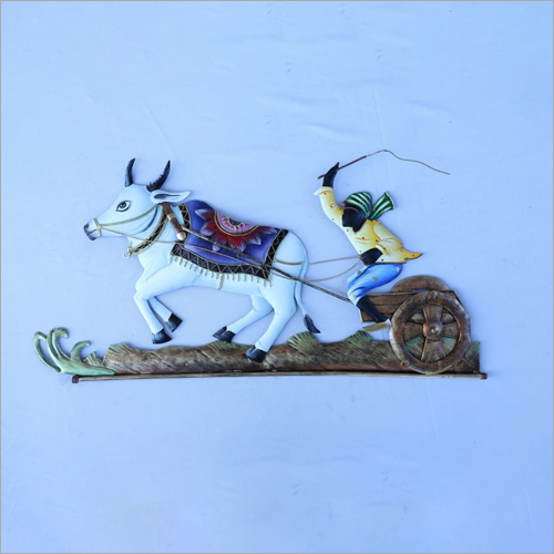 बैल गाड़ी धातु की दीवार पर लटकती है