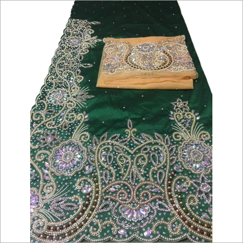 गोल्ड ब्लाउज के साथ हैवी बीडेड अफ्रीकन जॉर्ज रैपर