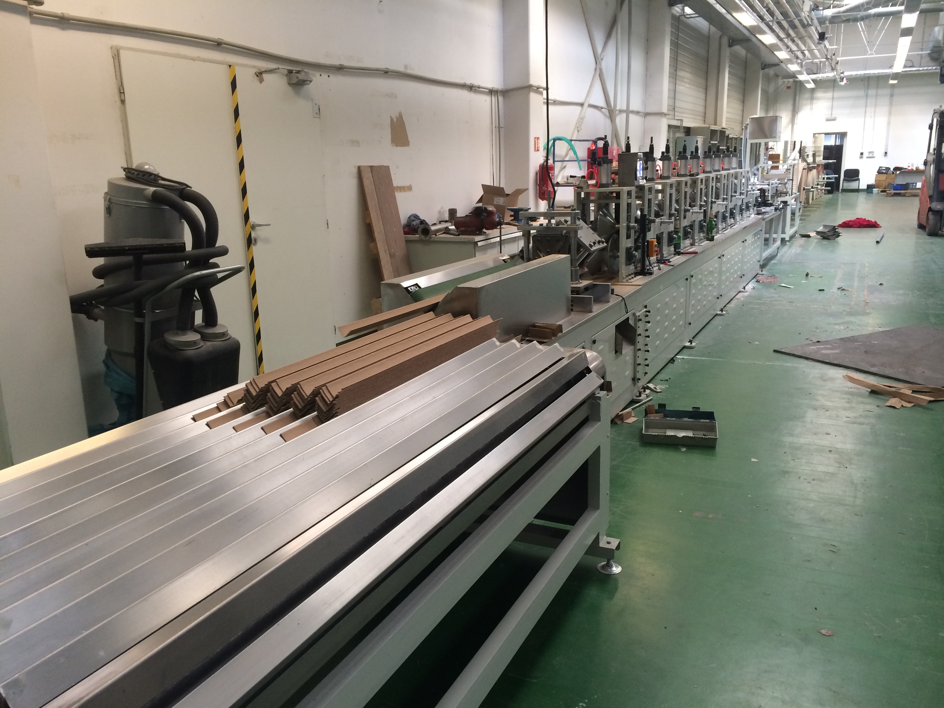 White High Speed Paper Edge Protector Machine