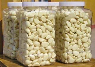 Peeled Garlic - 1 Kilogram, White Color, Raw Processing, A1 Grade, Rich Taste , Fresh Cloves With Long Shelf Life, Easy Storage Options