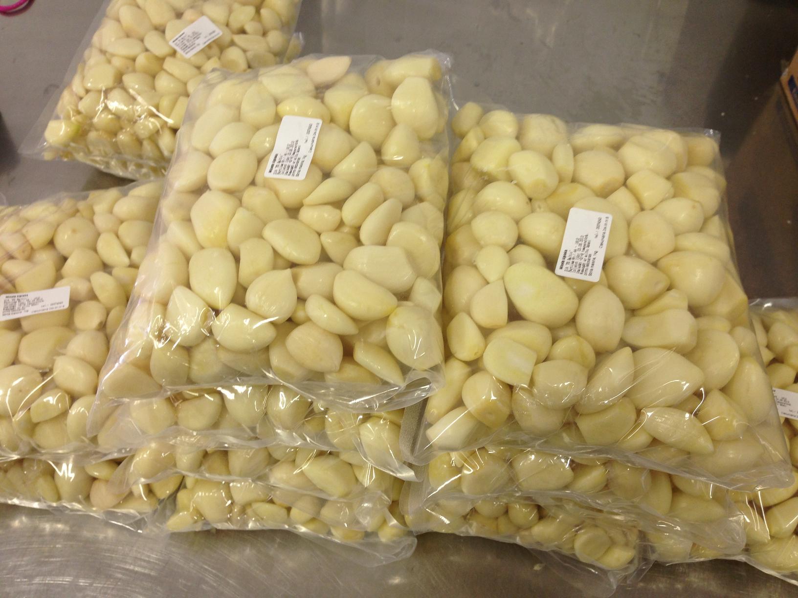 Peeled Garlic - 1 Kilogram, White Color, Raw Processing, A1 Grade, Rich Taste , Fresh Cloves With Long Shelf Life, Easy Storage Options
