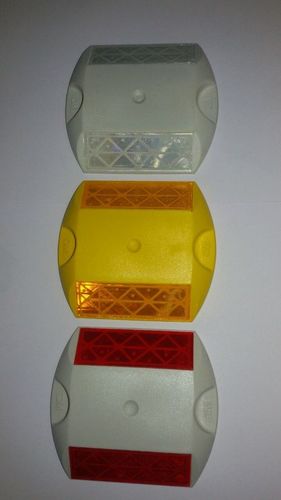 प्लास्टिक रोड स्टड