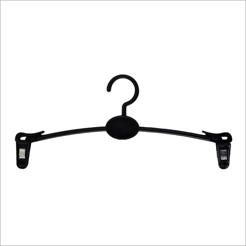 काले अधोवस्त्र हैंगर