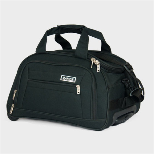 काले रंग का डफ़ल बैग