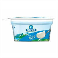 अलग-अलग रंगों में उपलब्ध दही कप श्रिंक लेबल