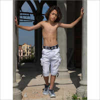 लड़कों के लिए सफेद कैप्री