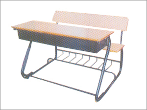 स्कूल की लकड़ी की बेंच