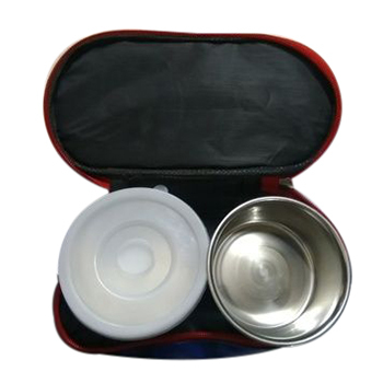 चार स्टोरेज वाला लंच बॉक्स