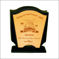 उत्कीर्णन के साथ लकड़ी का प्रमाण पत्र