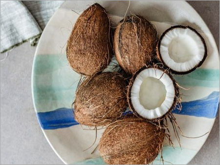 अर्ध भूसा हुआ नारियल