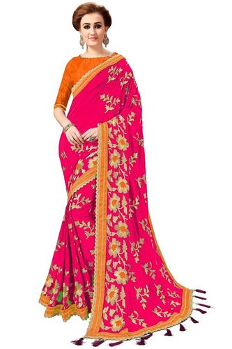 टैसल बॉर्डर वाली हैवी एम्ब्रॉयडरी वाली साड़ी