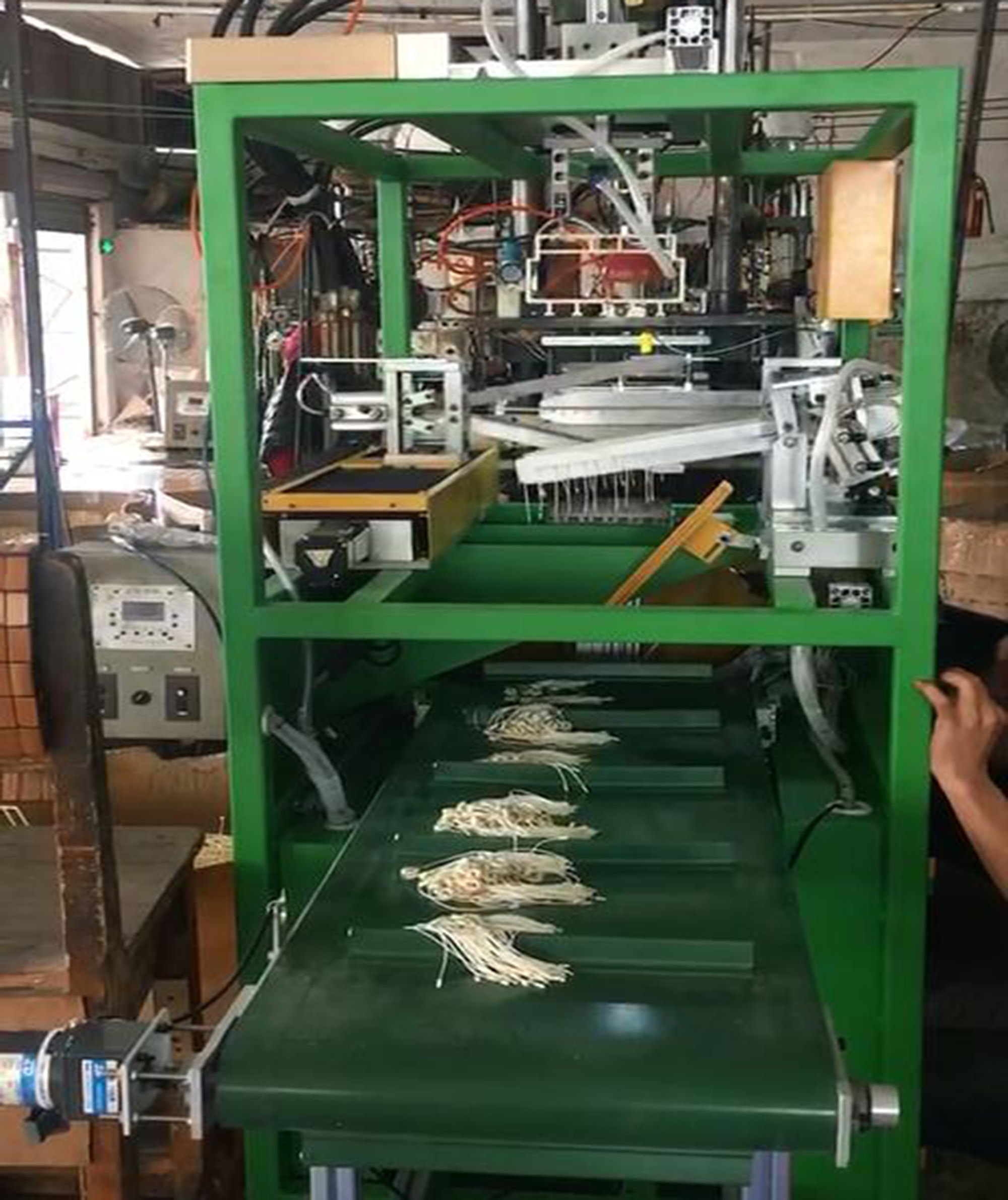 As Per Picture Full Set Injection Seal Tag Machine With Manipulator