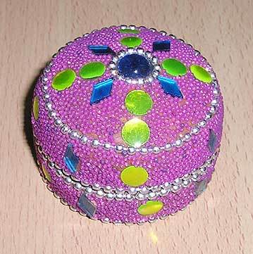 सजाए गए सिंदूर बक्से