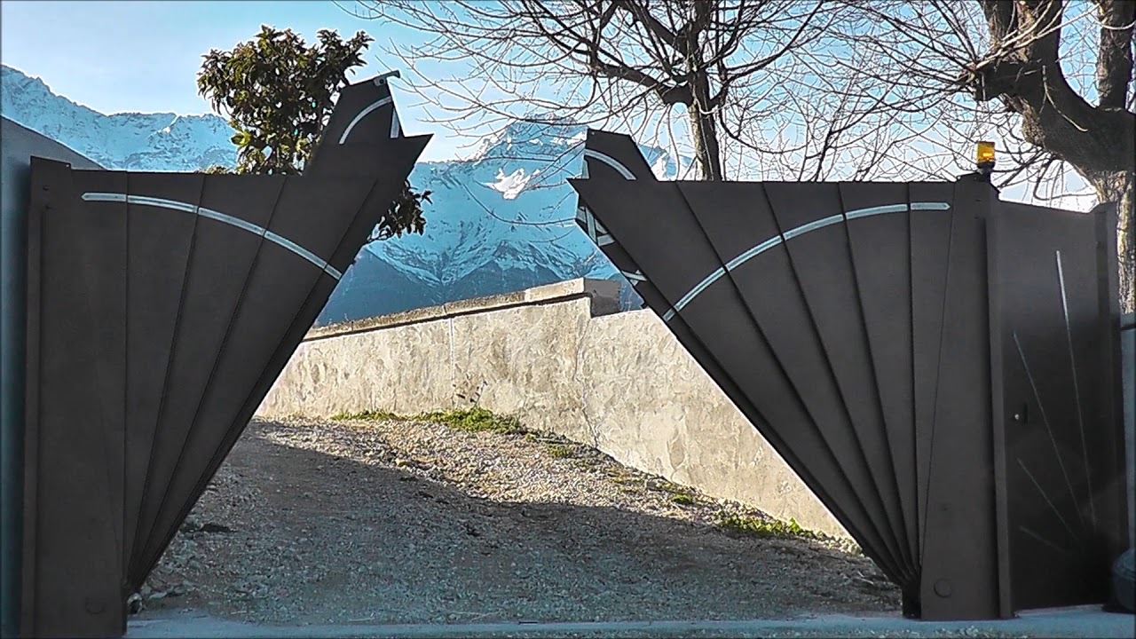 Hand Fan Gate