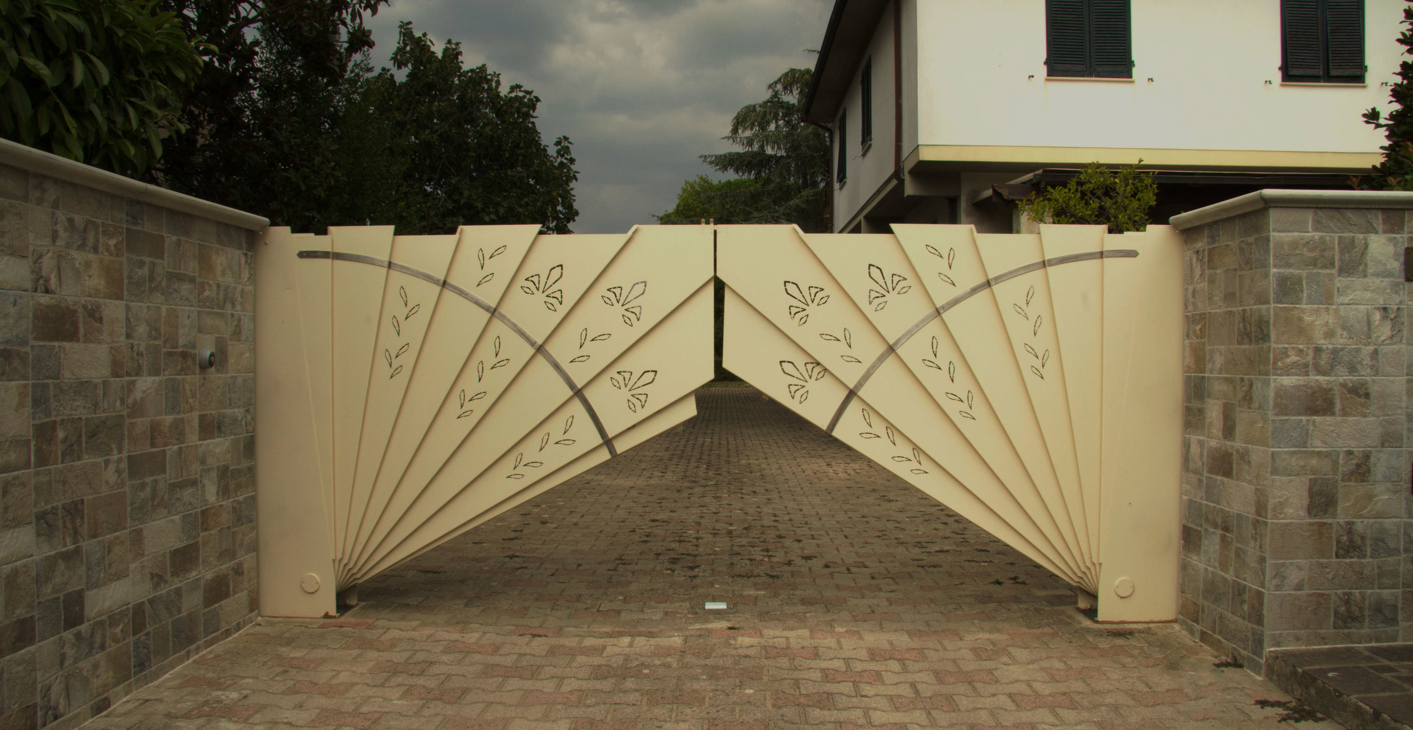 Hand Fan Gate