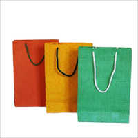विभिन्न रंगों में उपलब्ध रोप हैंडल पेपर कैरी बैग