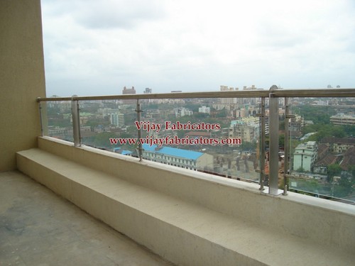 कांच की रेलिंग