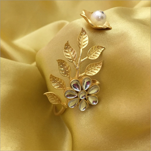 हैंडमेड लाइट वेट मॉडर्न गोल्डन ब्रेसलेट