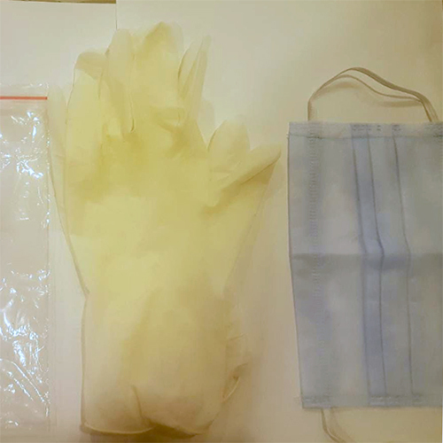 सर्जिकल मास्क और नाइट्राइल ग्लव्स