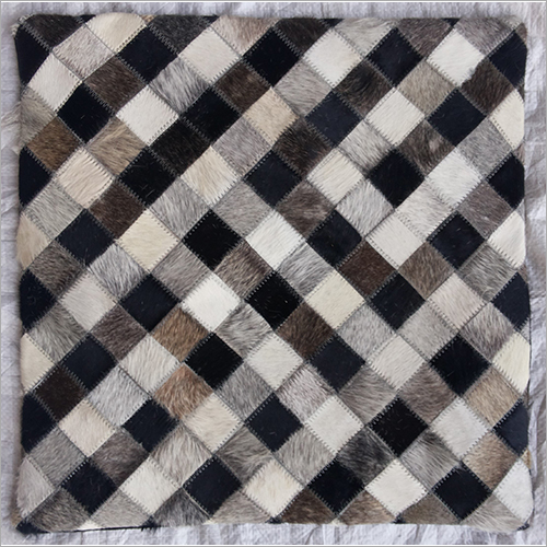 पैचवर्क कुशन पिलो कवर पर ब्लैक-व्हाइट-ग्रे-ब्राउन हेयर