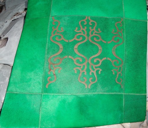 लेदर लेजर प्रिंट कुशन कवर पर हरे बाल