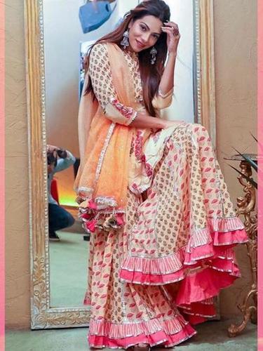 शरारा और दुपट्टे के साथ ऑरेंज ब्लॉक प्रिंट कुर्ता