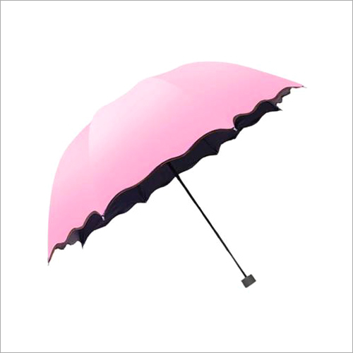 जादुई छाता फूल की छाप बारिश के दौरान दिखाई देती है