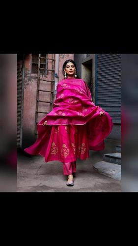 मैजेंटा रेयॉन लॉन्ग कुर्ती सेट