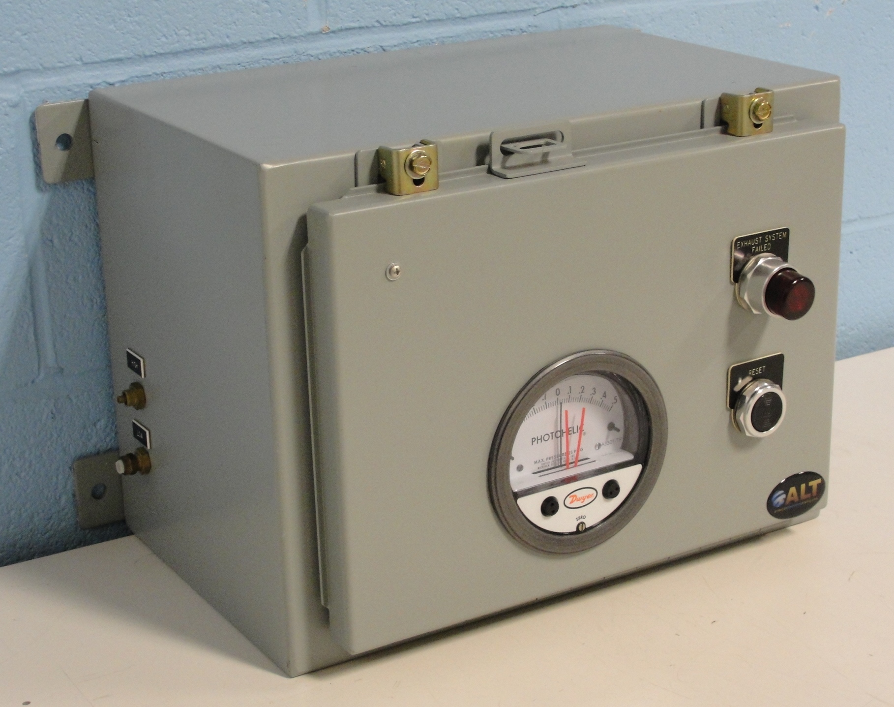 Dwyer A3000-1.5kpa Photohelic Pressure Switch Gauge Range 0-1.5 Kpa Diameter: 4" (101.6 Mm) Dial Face 5 X 8a " (127 X 209.55 Mm)