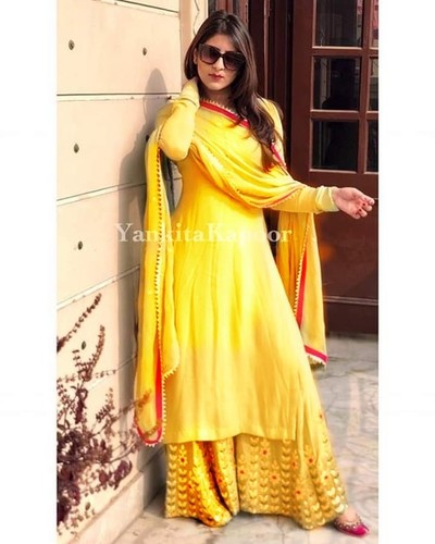 दुपट्टे के साथ पीला कुर्ती पलाज़ो सेट